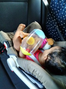 Brinquedinhos e cadeirinha SomosdoMundo